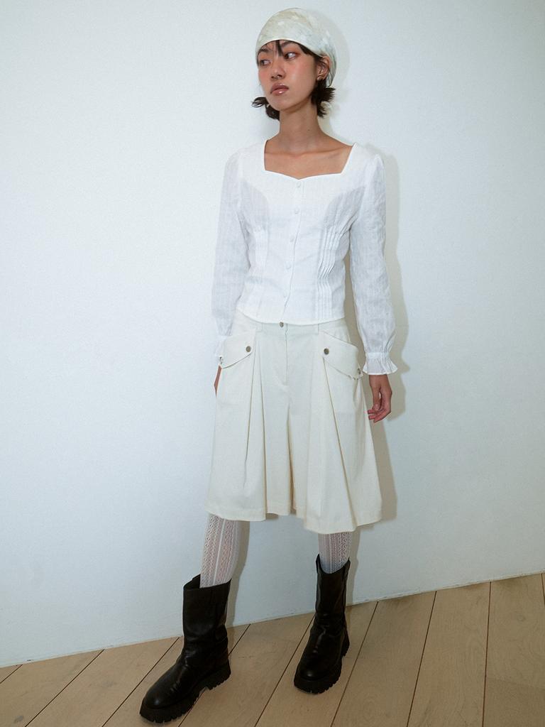Sukkoleuseji Bermuda Shorts Resembling A Folded Page (Ivory)