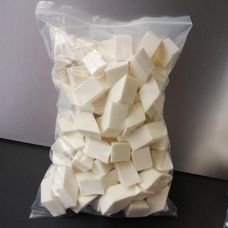 Professional Makeup Artist-Recommended Disposable Cotton Makeup Pads - 100 Triangular White Sponge Puffs for Dry and Wet Use.