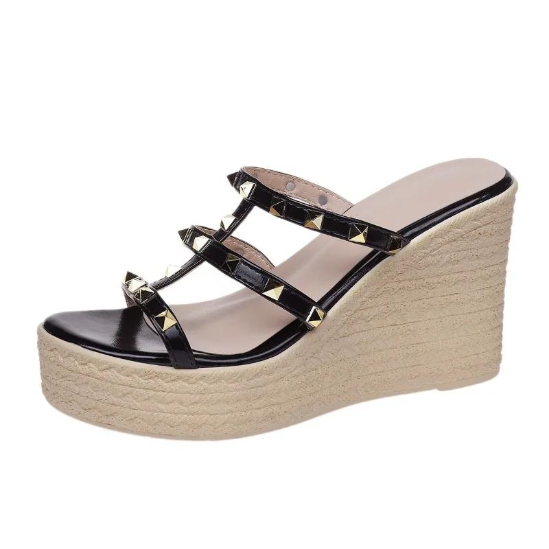 

Модная обувь для женщин 2024 Высокое качество Слингбэки Женские тапочки Летние Клепки Однотонные Уличные Платформа Клиновидный каблук Тапочки большого размера 43