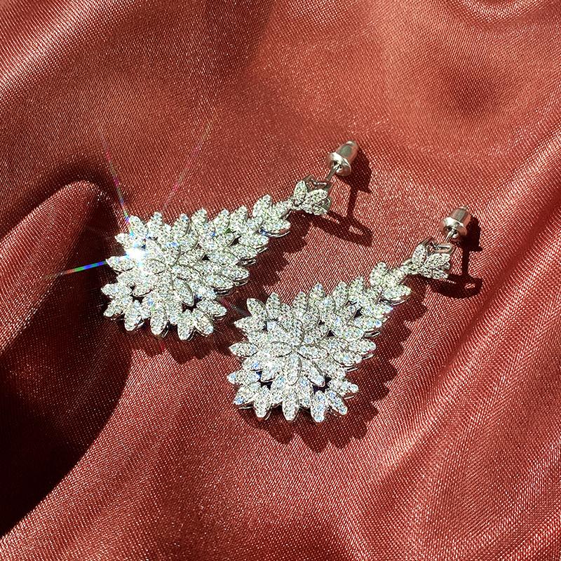 Huitan Luxury Big Leaf Drop Earrings Women Temperament Elegant Lady's Ear Dangle Earrings for Party Brilliant CZ Jewelry 2022Good Product