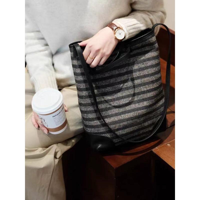 

Japanese and Korean slack woolen tote bag can fit an inch computer, new crossbody bucket bag, high-end niche