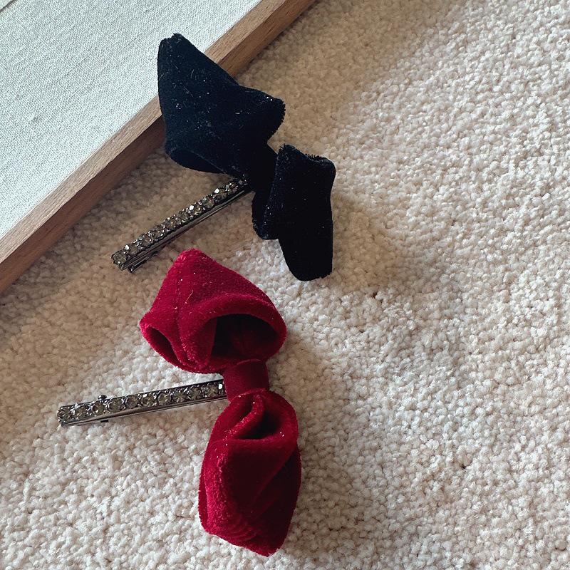 

Korean Retro Velvet Rhinestone Bow Elegant Hair Clip