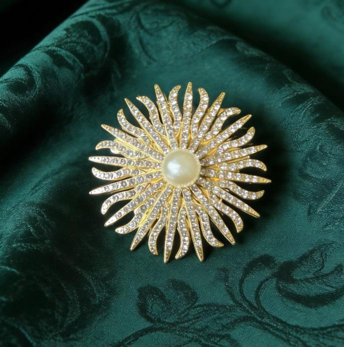 Fashion Metal Sun Flower Pearl Brooches For Women Clothing Coat Badges Jewelry Accessries Gifts