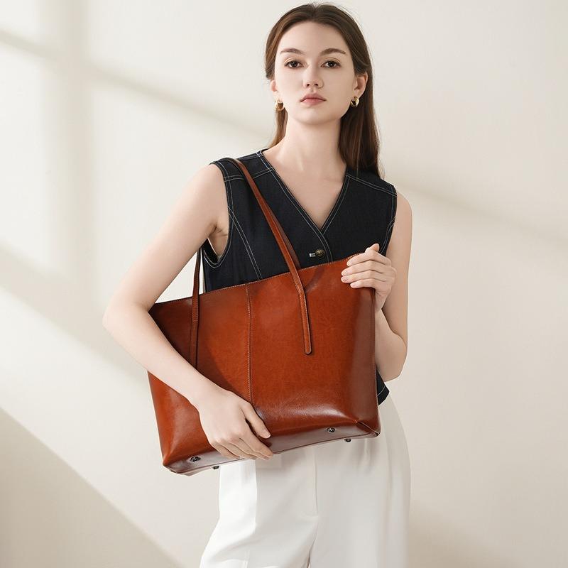 Large capacity leather tote bag, new versatile portable underarm bag, women's bag, niche shoulder bag.