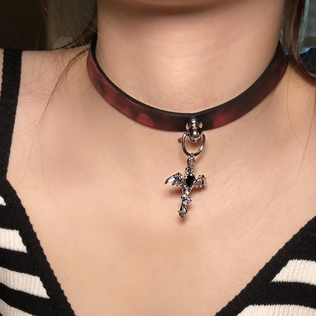 Chique Pittige Meisje Leren Bel Choker Ketting – Uniek Minderheidsontwerp