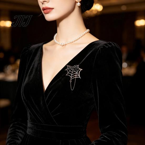 Women Gothic Jewelry Spider Web Brooch for Halloween, Sparkling Rhinestone Lapel Spooky Pin Pin, Holiday Clothing Accessory Men