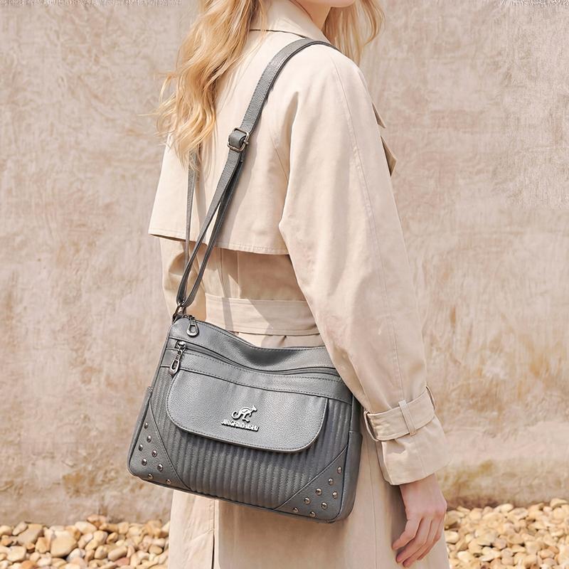 Einfarbige Damen Crossbody-Tasche mit geripptem Panel und Nieten-Details Elegante Kunstleder-Umhängetasche für den täglichen Gebrauch