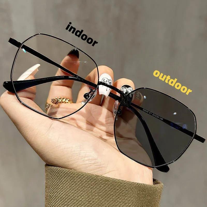 

Simple And Trendy Square Metal Frame Photochromic Myopia Glasses Anti-Blue Light Glasses Stylish Women Eyewear Unisex -3.5-4.0 0