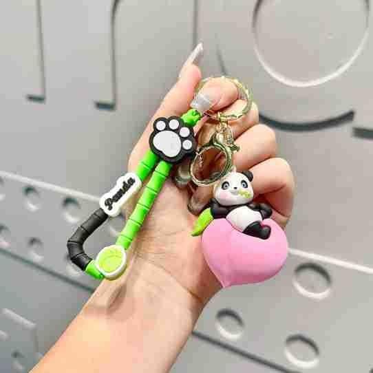 

Очаровательный мультяшный брелок-панда в различных фруктовых стилях, идеальный для подарков на любой случай. Peach Panda