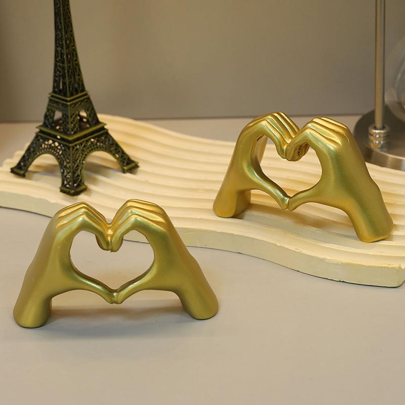 Creative Heart Hand Statue Resin Love Gesture Sculpture Desktop Ornament Bookshelf Decor Living Room Figurines Art Decoration