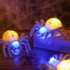 Halloween Aufleuchtende Spinnenfigur Realistische Plastikspinne Tierfigur mit LED-Licht für Halloween Innen Heimparty Deko