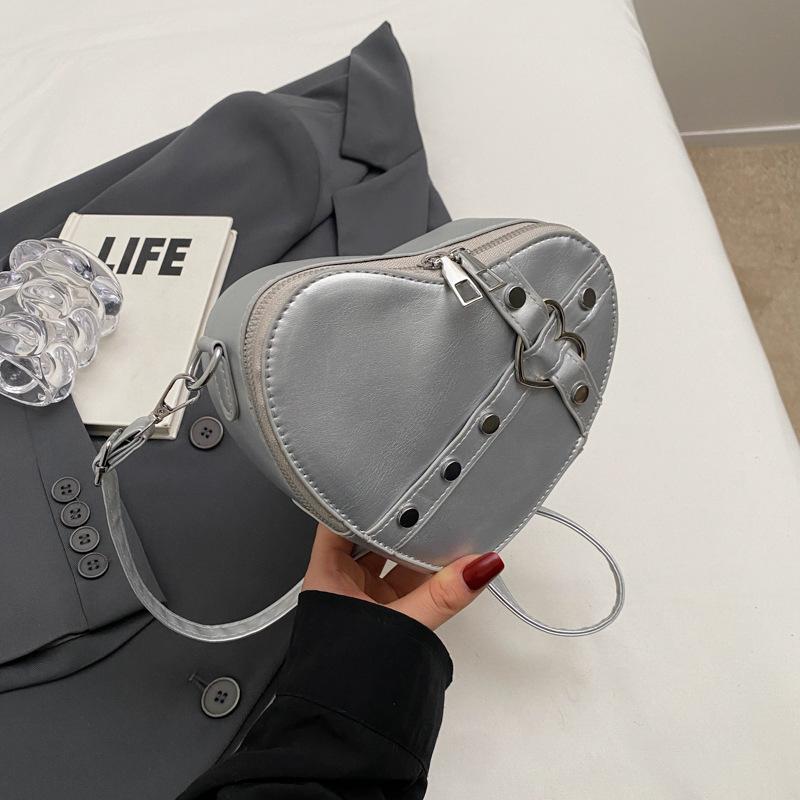 

Sweet and cool girl 2025 early spring new trend fashion personality solid color rivet crossbody shoulder underarm love bag woman серебряный