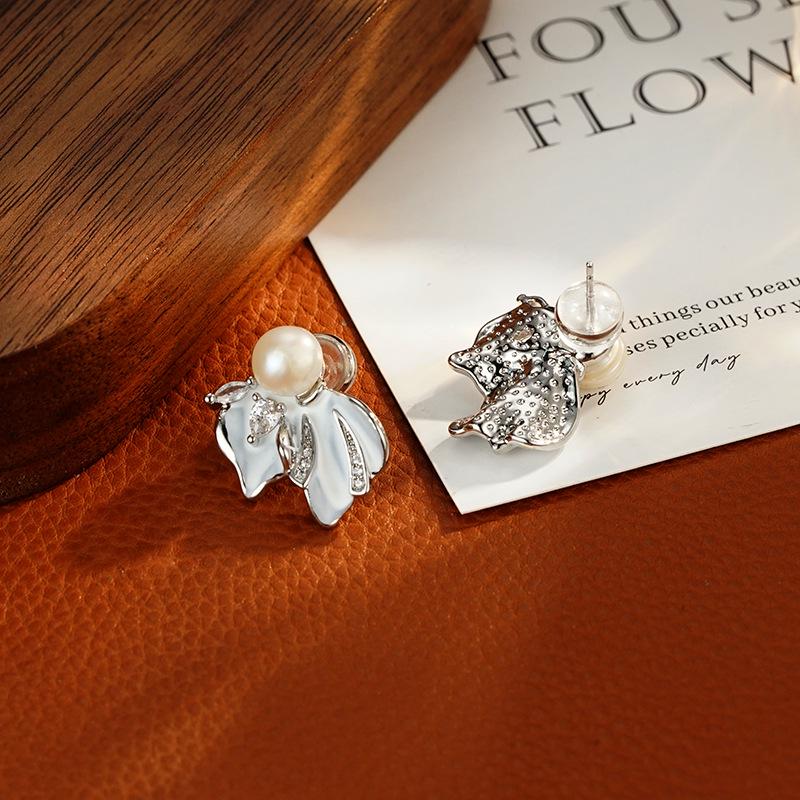 Natural Freshwater Pearl Iris Stud Earrings - Light Luxury, Elegant & Versatile