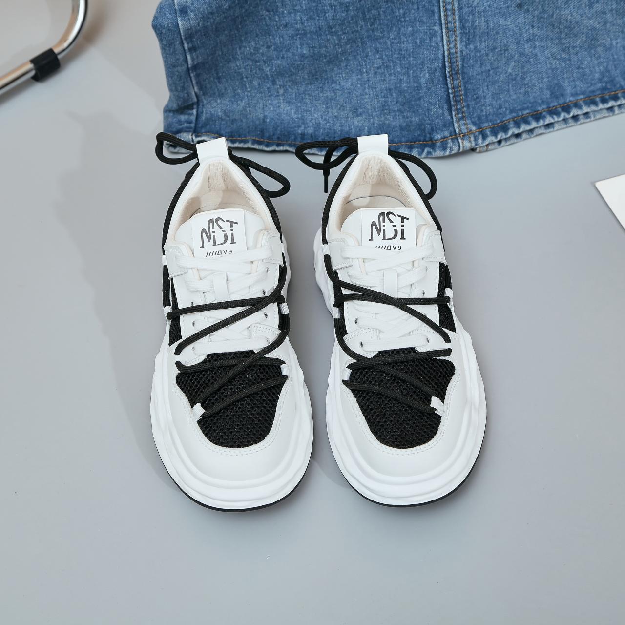 

Удобная повседневная спортивная обувь с цветными блоками 40 чёрный