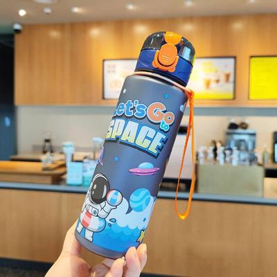 700ML High Capacity Cartoon Astronaut Plastic Space with Outdoor Sippy Latch Leak Rope Proof Po V8N4
