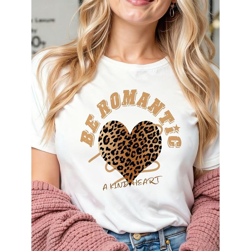 Европейский размер Сердце Леопардовый принт Текст КРАСИВЫЙ РОМАНТИЧНЫЙ КАКОЙ-ТО СЕРДЦЕ Белый фон Смелая состаренная типографика Для женщин Летний с коротким рукавом S