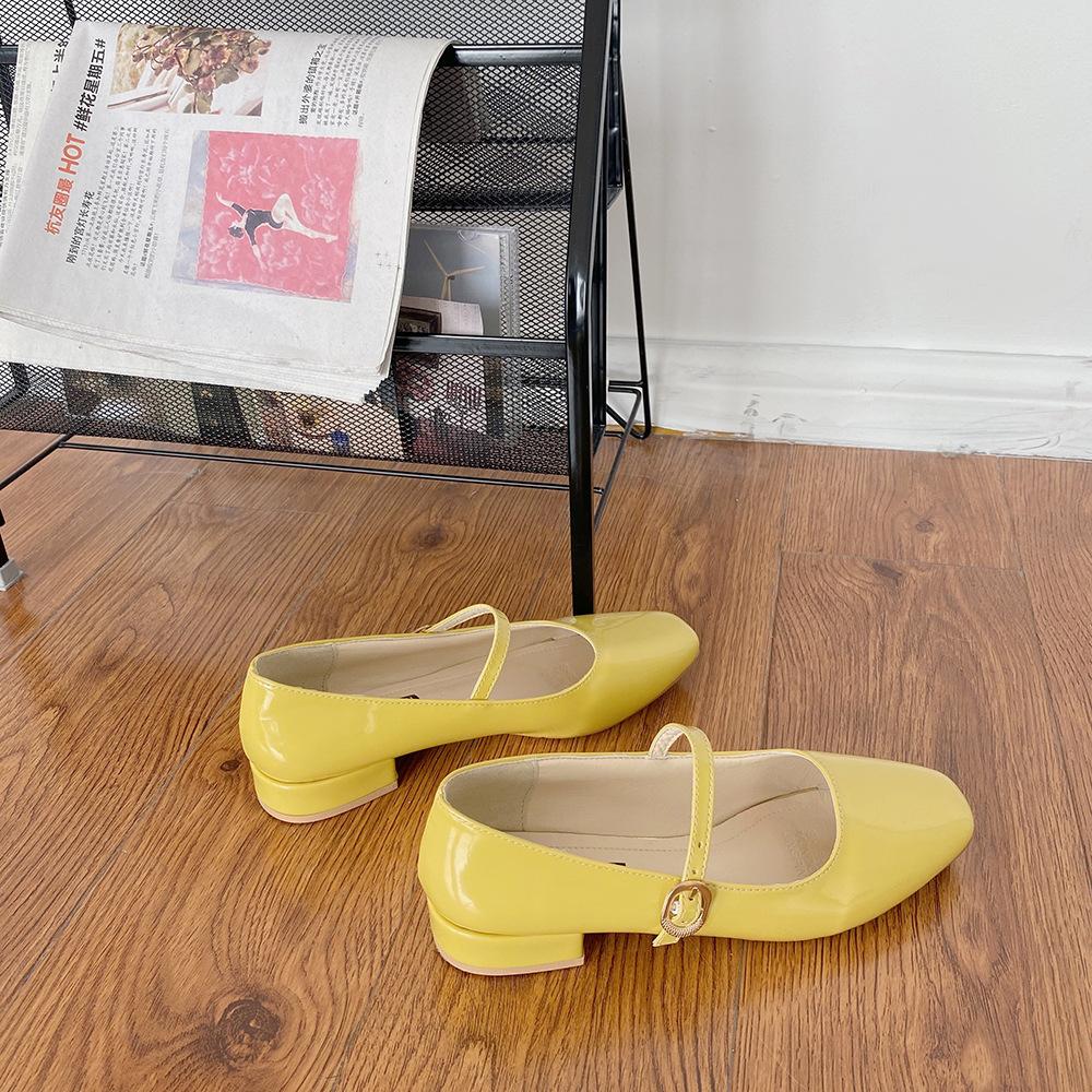 

2024 Новые Весенне-Осенние Женские Туфли Мэри Джейн из Патентной Кожи на Низком Каблуке, Туфли для Платья, Квадратный Носок, Мелкий Вырез, Ремешок с Пряжкой, Обувь для Девочек 40 жёлтый