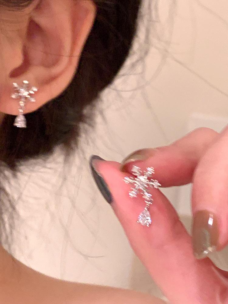 Snowflake water drop earrings Korean sweet Christmas atmosphere earrings light luxury niche temperament earrings women