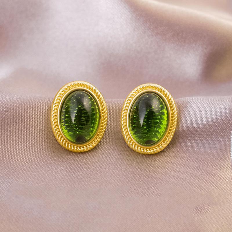 Elegant Clip-On Triangle Earrings for Non-Pierced Ears - Versatile, Light Luxury for Everyday Wear.