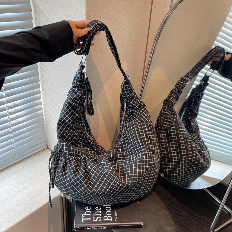 This Crossbody Bag Features A Large-capacity Checkered, Niche Design and A Single-shoulder Dumpling Bag
