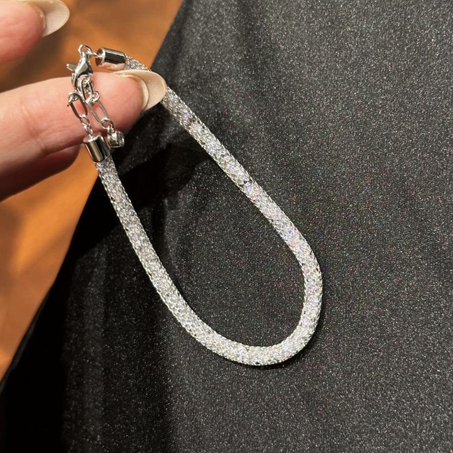 

Винтовой витой полый цирконовый браслет, легкая роскошь, ретро, высококлассный браслет, нишевый темперамент, универсальное ювелирное изделие для женщин