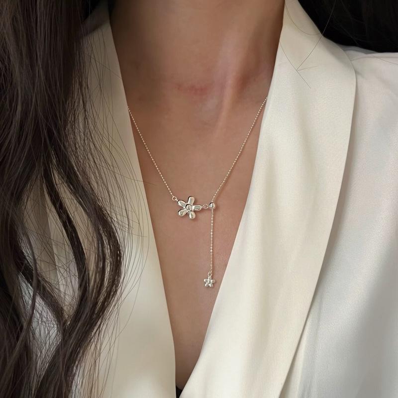 Japanese & Korean Minimalist Flower Pendant Clavicle Necklace: Light Luxury Style for Women