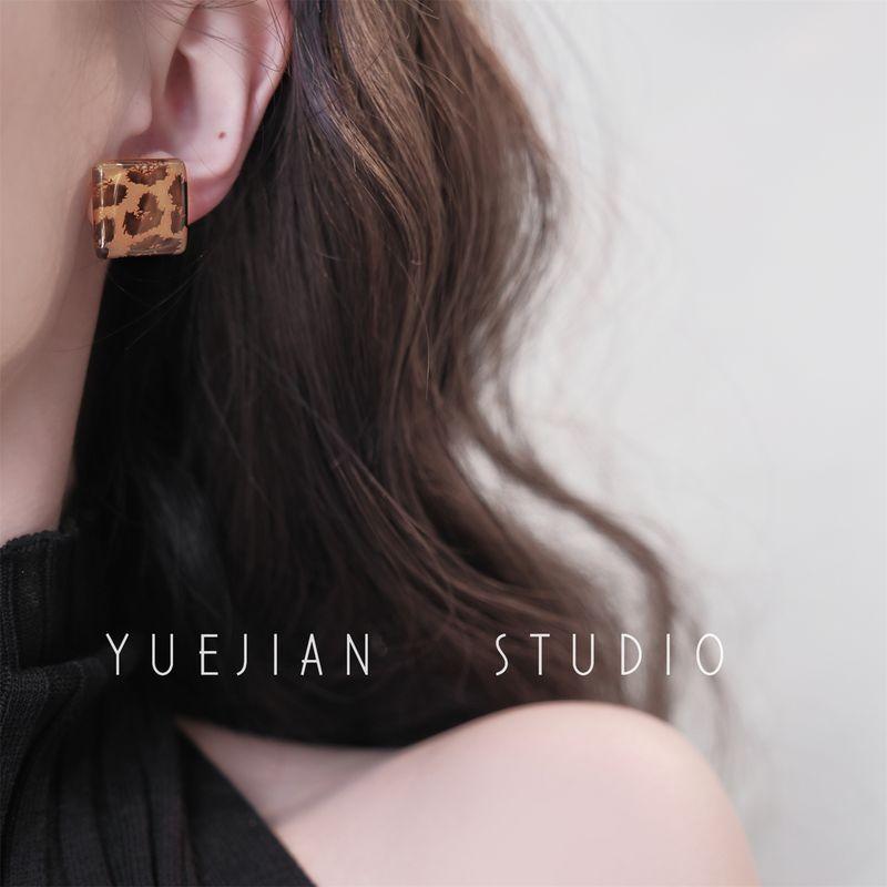 

Print Small Sugar Cube ~ Fall and Winter Vintage Leopard Print Super Beautiful Stud Earrings for Women Fashionable Minority Mosquito Coil Ear Clip A pair of square ear needles