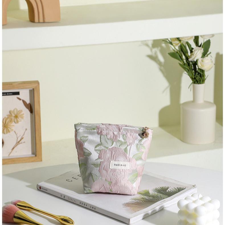 Embroidered Ramie Cotton & Linen Cosmetic Bag - Portable Canvas Storage for Lipstick and Skincare