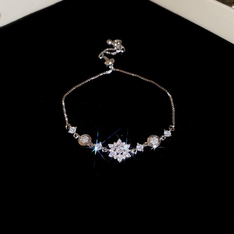 High-end diamond-encrusted snowflake pendant bracelet niche fashion design bracelet light luxury fashion temperament jewelry wholesale