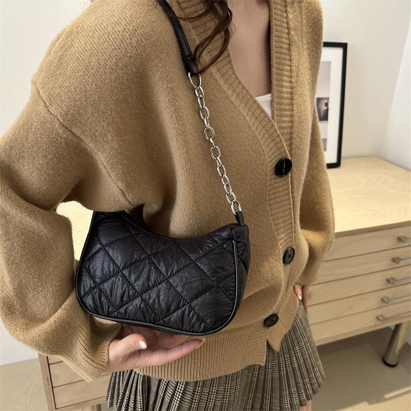 

Popular niche design bag women s versatile high-end chain shoulder handbag felt armpit білий