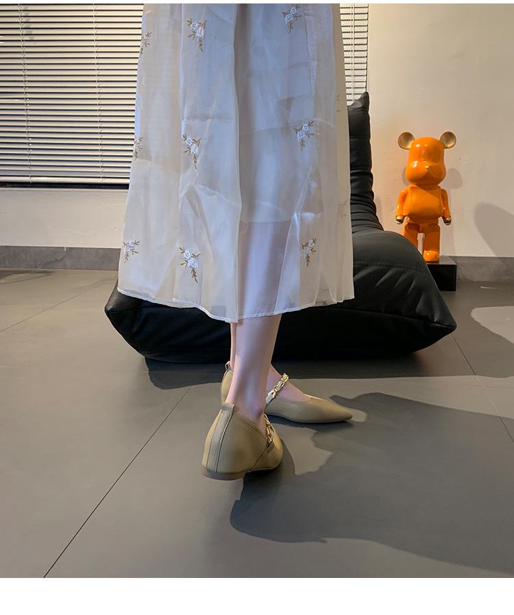 Women's Winter Fashion White Shoes with Hidden Heel for a Slimmer Look