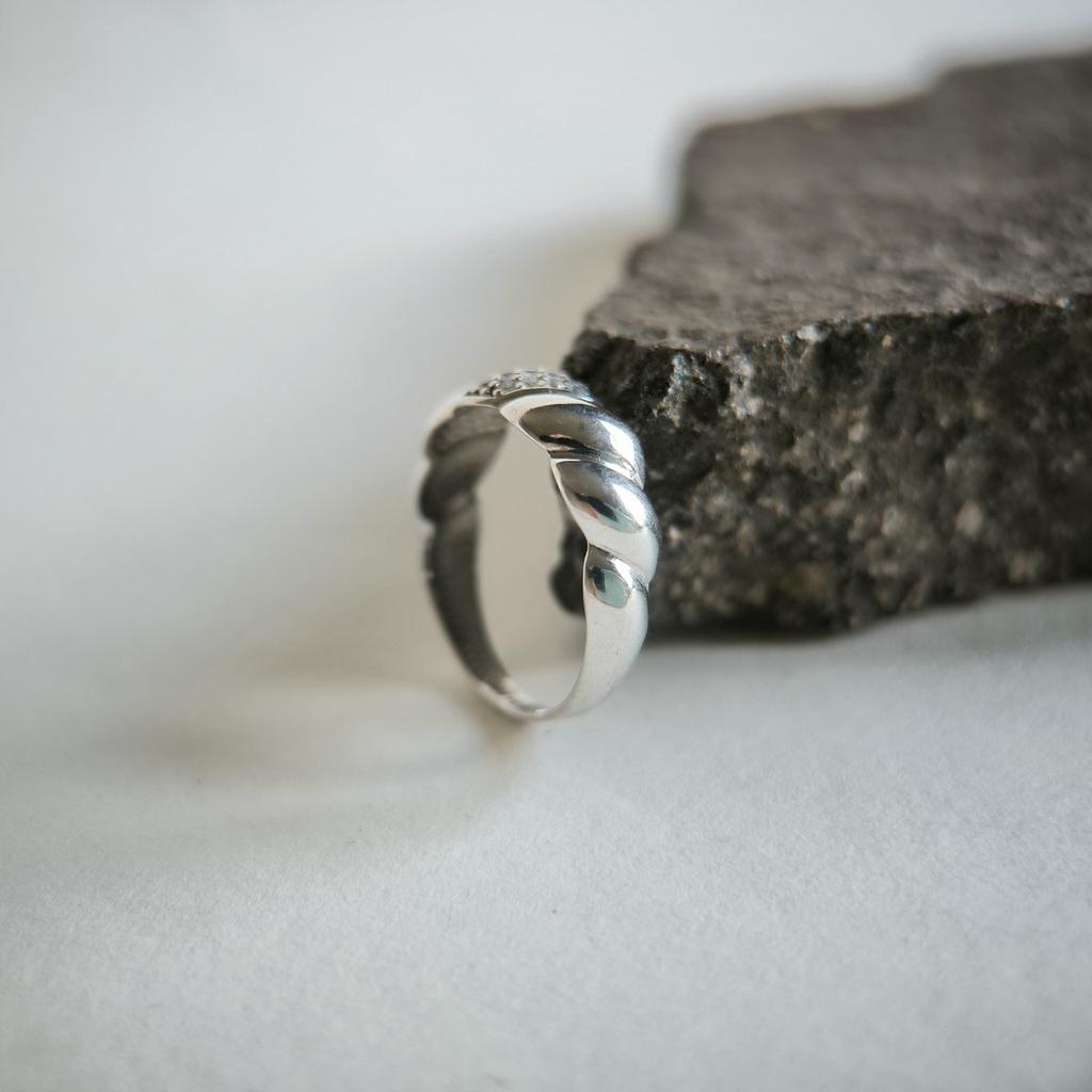Серебряное кольцо с фианитами, вес изделия 1,55 гр (2209454)