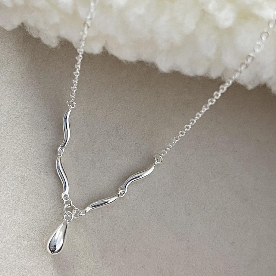 

Anenjery изогнутое ожерелье с каплями воды для женщин, дорожный темперамент, высококачественное ощущение, ключичная цепочка, ювелирные изделия в подарок белый