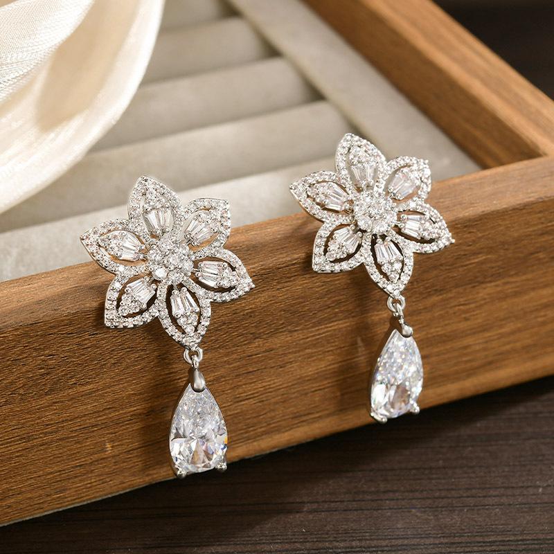 Simple and high-end earrings, flower pear-shaped water drop diamond earrings, Tremella decoration, dinner party temperament accessories