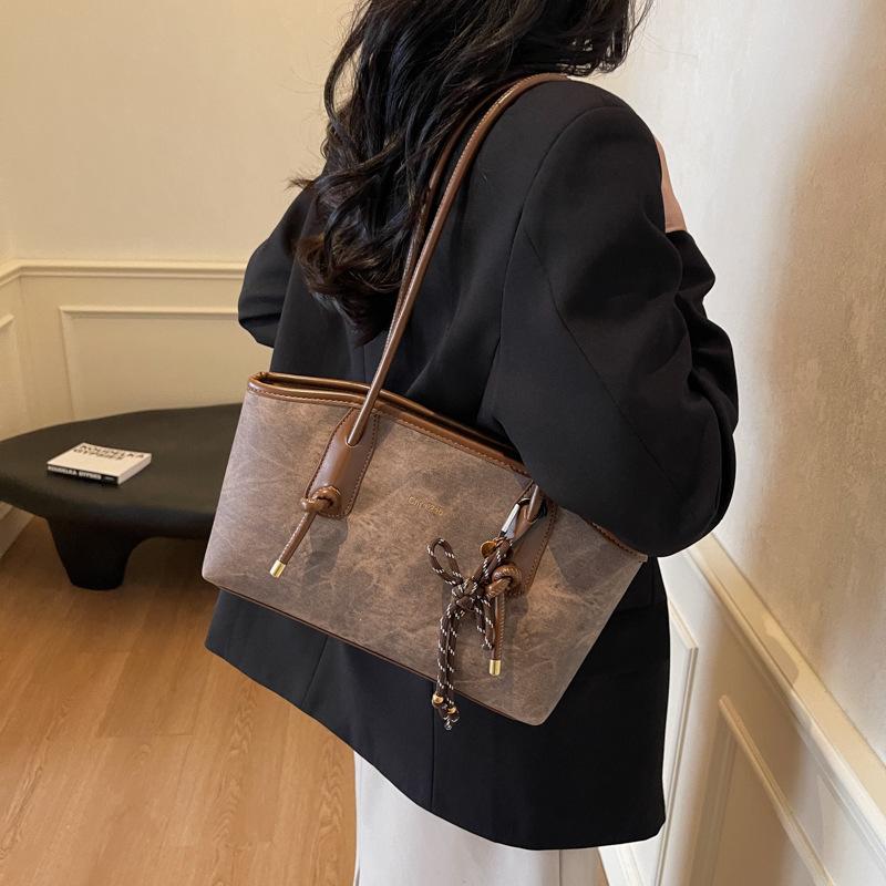 

Premium texture small bag women s bag 2025 new large-capacity versatile shoulder underarm bag retro commuter bag 32*9*18