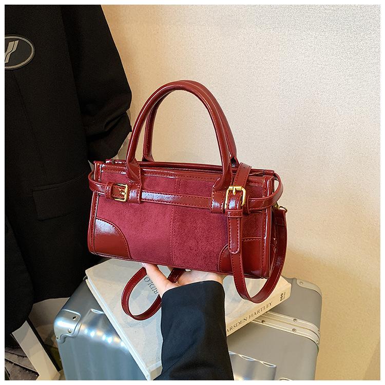 Retro matte small bag women's 2025 new versatile messenger bag autumn and winter popular handbag going out small bag