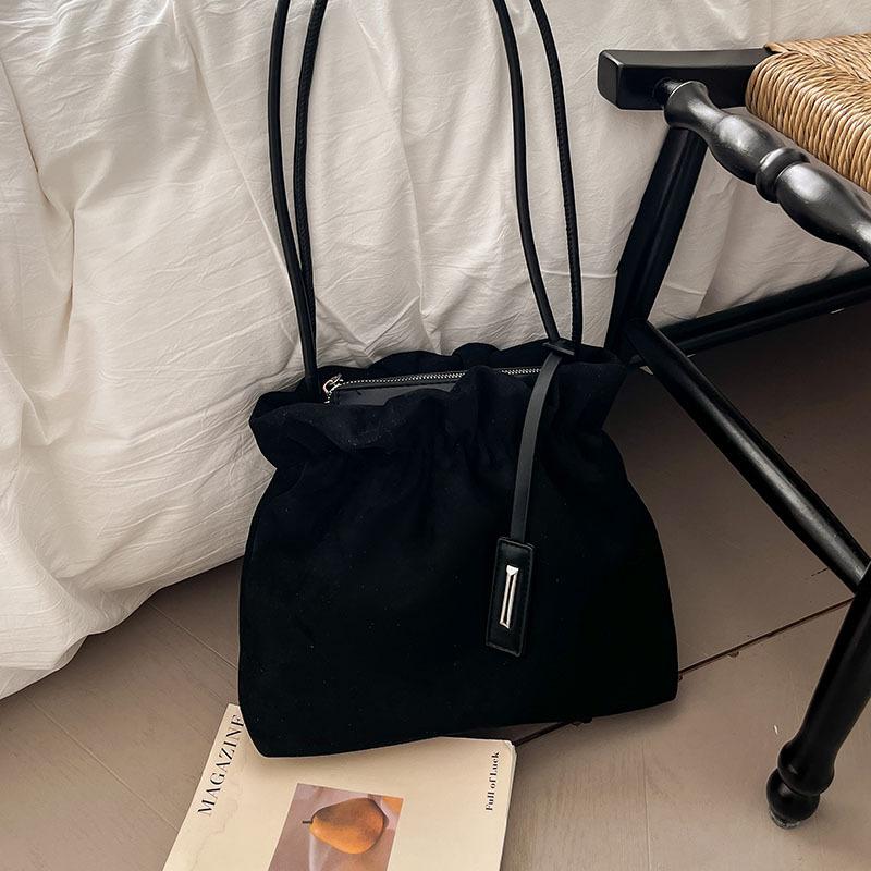 

New trendy fashion shoulder bag casual oblique span bag is now popular simple pleated bucket bag women чорний