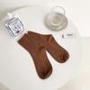 Frühlings- und Herbststil Damen Mittellange Baumwolle Einfarbige Plüschsocken Kombiniert mit Kleinen Lederschuhen und Langen Socken