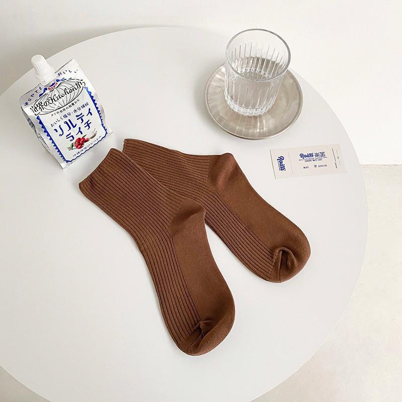 Frühlings- und Herbststil Damen Mittellange Baumwolle Einfarbige Plüschsocken Kombiniert mit Kleinen Lederschuhen und Langen Socken