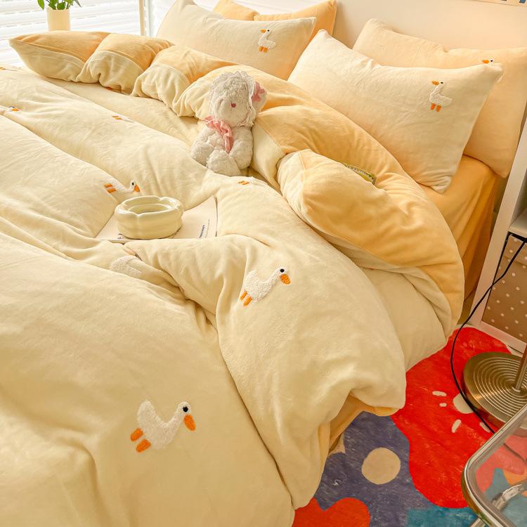 Set mic din patru piese din catifea cu lapte proaspăt îngroșat de iarnă, din catifea coral, brodat cald, din catifea pe două fețe, set din trei piese