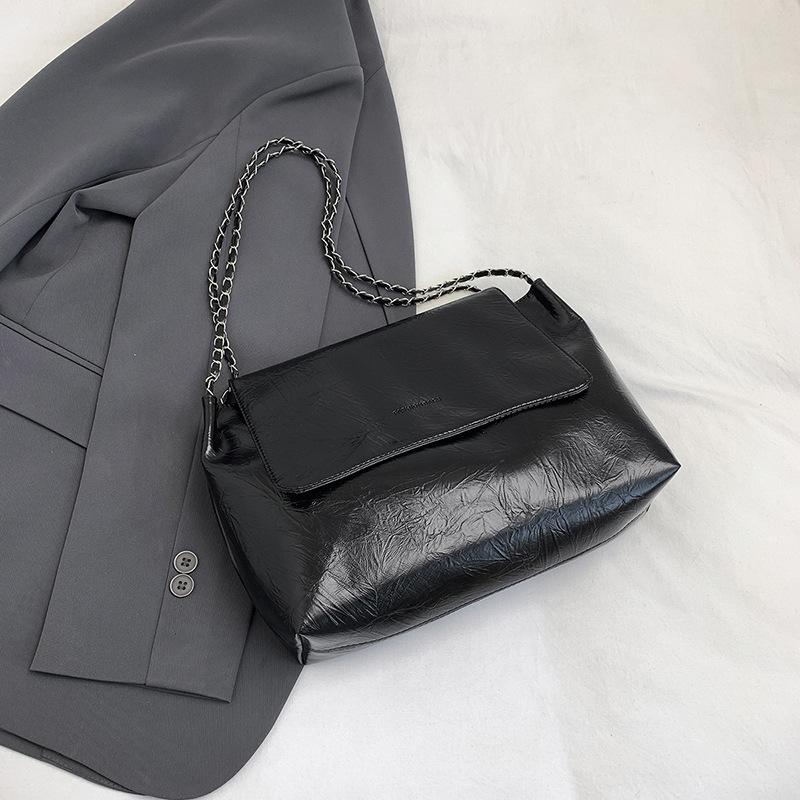Chain tote bag large capacity commuter silver high-end shoulder bag new niche design retro messenger women's bag