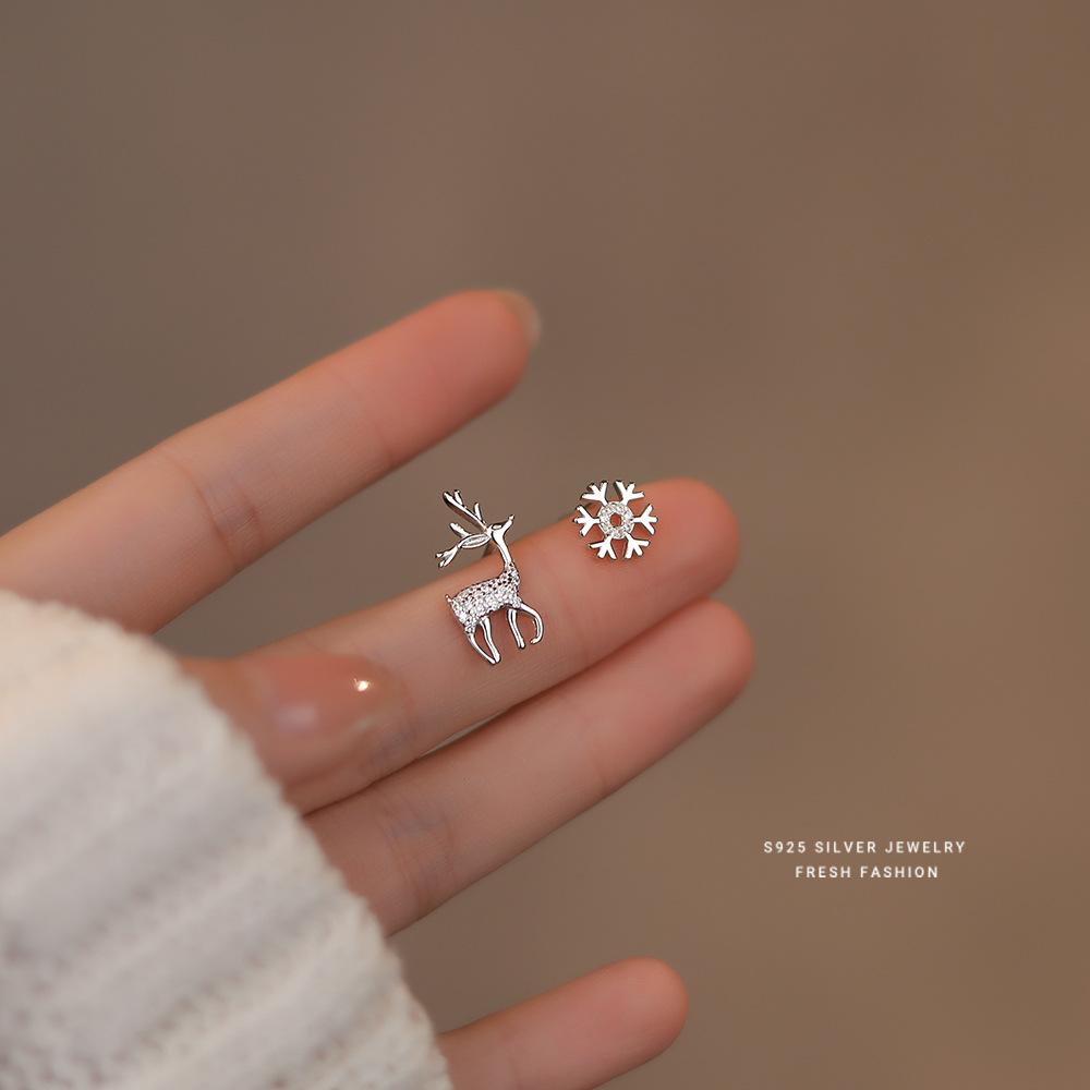

Korean Temperament pavé Zircon Deer Snowflake Asymmetrical Earring for Women Student 925 Sterling Silver Christmas Party Jewelry