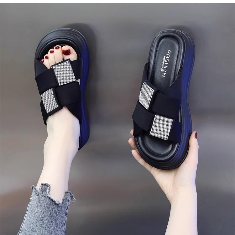 Mjuka plattformstofflor i läder för kvinnor sommar 2025 ny modekändis strass en-remsa kilklack och casualsandaler