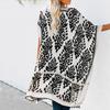 Cardigan de Proteção Solar com Bola de Franjas para Roupa de Banho Meia Manga Feminino Estampado Boho Cobertura de Praia para Praia