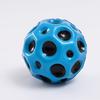 Hüpfball für Kinder, nützlicher Lochball, weicher Hüpfball, Anti-Fall-Mondform, poröses Spielzeug für den Innenbereich, ergonomisches Design