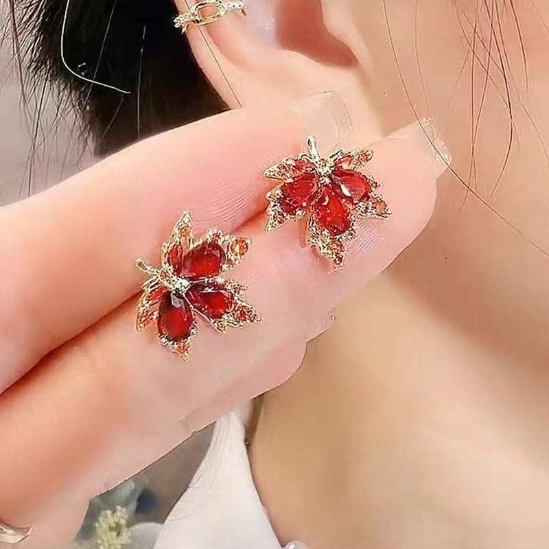 

Fashion red maple leaf earrings зелений