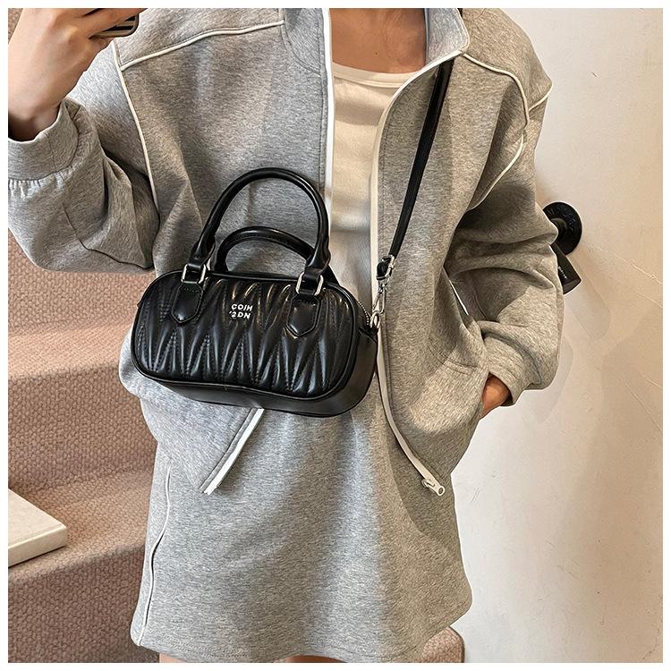 Niche women's new fashionable and versatile portable shoulder messenger bag, high-end simple diamond pillow bag