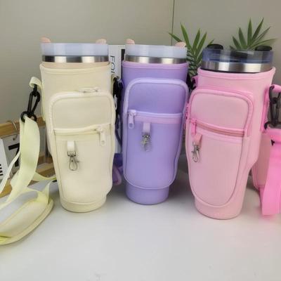 Obal na 40oz tumbler s kamínky, s rukojetí Stanley a popruhem přes tělo