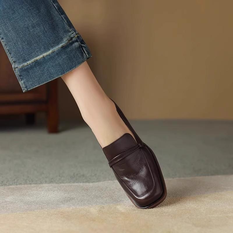 Kleine Lederschuhe im britischen Stil für Damen im Retro-Stil mit quadratischem Kopf und dickem Absatz, Einzelschuhe aus weichem Leder mit einem Pedal und mittlerem Absatz