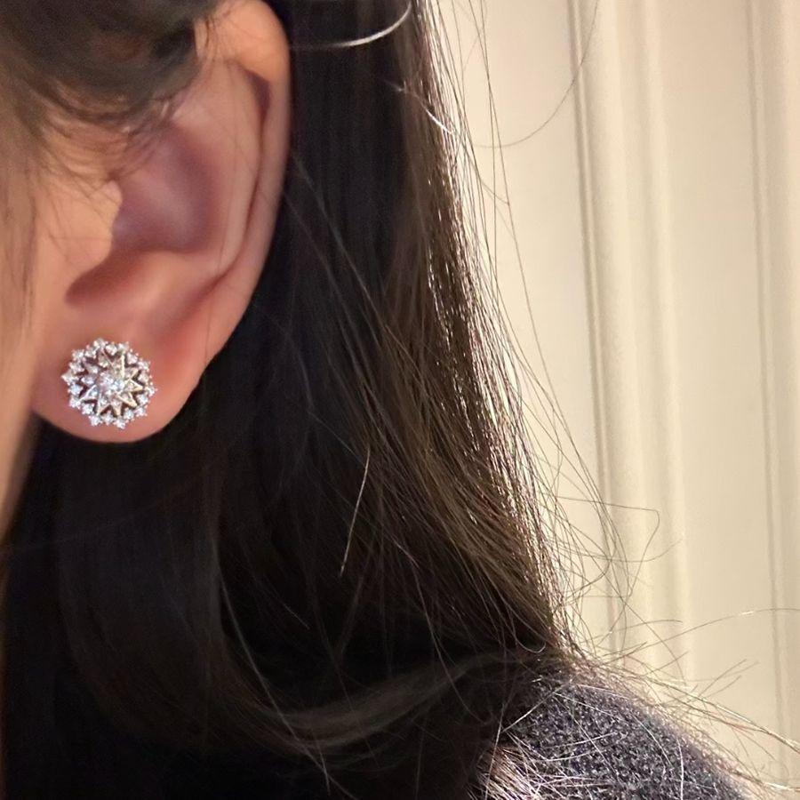 Imitace Moissanitu Lehký Luxus Plný Diamantů Super Třpytivá Vločka Astroláb Náhrdelník Dámský Přívěsek Slunečnice Nišový Design Sada Náušnic